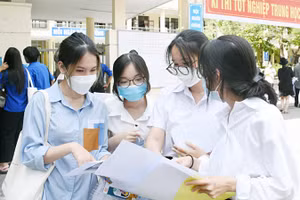 Thí sinh tại điểm thi Trường THPT Trần Phú (TP Đà Nẵng) trao đổi nội dung đề sau buổi thi đầu tiên.