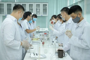 Sinh viên Trường ĐH Công nghiệp TPHCM học thực hành trong phòng thí nghiệm.