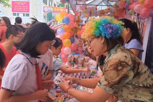 Hoạt động trải nghiệm hội chợ của cô - trò Trường Tiểu học Vĩnh Tuy. Ảnh: TG