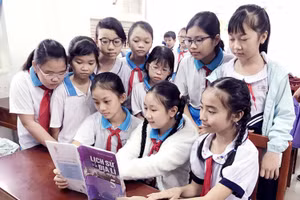 Học sinh Trường Tiểu học Bến Tre tìm hiểu về Lịch sử và Địa lý của Tổ quốc. 