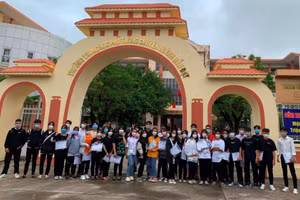 35 học sinh Trường THCS - THPT Kiên Hải dự thi tại điểm thi Trường THPT chuyên Huỳnh Mẫn Đạt, TP Rạch Giá.