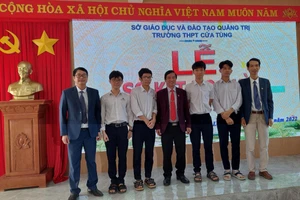 Em Trần Chí Kiên (thứ 2 từ phải sang) là một trong những tấm gương tiêu biểu về học tập của Trường THPT Cửa Tùng.