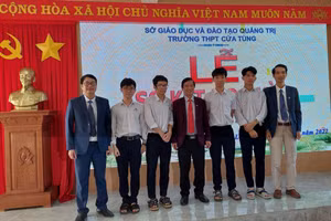 Em Trần Chí Kiên (thứ 2 từ phải sang) là một trong những tấm gương tiêu biểu về học tập của Trường THPT Cửa Tùng.