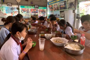 Học sinh tại ấp Thiềng Liềng ăn trưa tại điểm sinh hoạt văn hóa cộng đồng của Đồn Biên phòng Thạnh An.