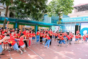 Giáo viên và trẻ Trường Mầm non Tả Thanh Oai A (Thanh Trì, Hà Nội).