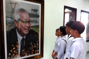 Học sinh tham quan Khu tưởng niệm cố Thủ tướng Võ Văn Kiệt tại huyện Vũng Liêm (Vĩnh Long).