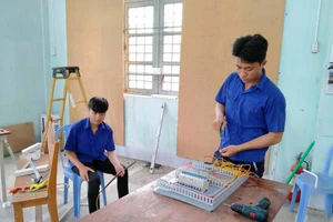 Học viên Trường Trung cấp nghề Hồng Ngự, Đồng Tháp trong giờ thực hành.