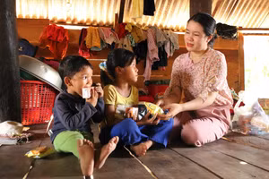 Hội Liên hiệp Phụ nữ huyện Krông Pa yêu thương, chăm sóc lũ trẻ với tình cảm và tấm lòng của một người mẹ.