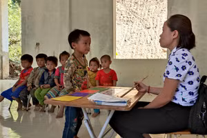 Cô và trò ở điểm Trường Mầm non bản Ón, xã Tam Chung, huyện Mường Lát (Thanh Hóa).