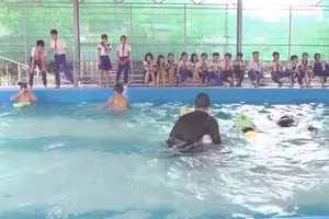 Buổi học bơi của học sinh Trường Tiểu học thị trấn Ái Tử.