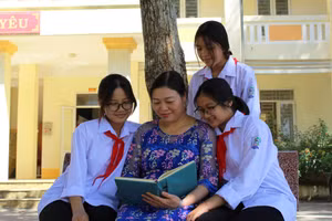 Cô Vũ Thị Nhưng và học sinh Trường THCS Hà Bắc. 