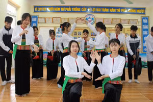 Học sinh Trường THCS Yên Bài A tự tin biểu diễn múa và đánh cồng chiêng. Ảnh: Đăng Chung