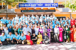 Học sinh khóa 1976 - 1979 chụp ảnh với thầy cô nhân kỷ niệm 40 năm ngày ra trường (1979 - 2019) tại trường.