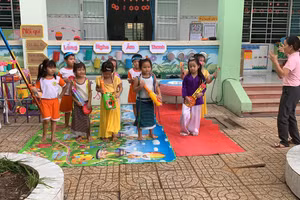 Cô trò mầm non huyện Vĩnh Thạnh (TP Cần Thơ) tự làm đồ dùng phục vụ dạy học.