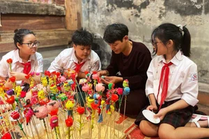 Học sinh Trường Tiểu học Hồng Hà (Hoàn Kiếm, Hà Nội) trải nghiệm với nặn tò he. Ảnh: NTCC