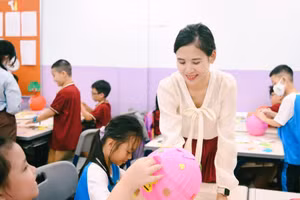 Cô – trò Trường Tiểu học Nguyễn Bỉnh Khiêm (Hà Nội). Ảnh: NTCC