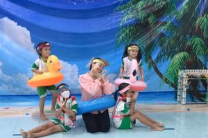 Cô Lê Thị Thanh Tâm trong tiết mục múa cùng trẻ Trường Mầm non Hướng Dương.