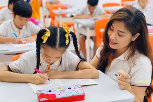 Cô Nguyễn Phương Thảo, Trường Tiểu học Phenikaa hướng dẫn học trò trong giờ học.