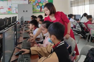 Cô Nguyễn Đỗ Diệu An và học sinh. Ảnh: Lan Anh