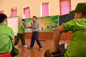 TS Vũ Việt Anh tham gia tư vấn kỹ năng cho học sinh. Ảnh: NVCC