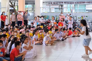 Đa dạng hoạt động lồng ghép giúp trẻ tăng cường tương tác tiếng Anh.