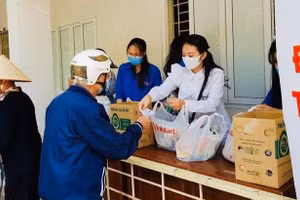 Cô Phương Lan phát quà hỗ trợ cho người nghèo. Ảnh: NVCC