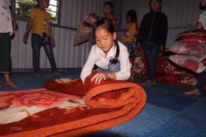 Các em học sinh ở nội trú tại Trường Tiểu học Huồi Tụ 2 huyện miền núi Kỳ Sơn (Nghệ An) tự gấp chăn màn tại phòng nội trú. 