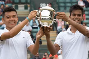 Hoàng Nam (bên trái) và Nagal vô địch đôi nam trẻ Wimbledon 2015.