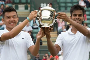 Hoàng Nam (bên trái) và Nagal vô địch đôi nam trẻ Wimbledon 2015.