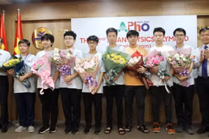 TS Lê Mỹ Phong (bên phải), Phó Cục trưởng Cục Quản lý chất lượng (Bộ GD&ĐT) chúc mừng thành tích đội tuyển Olympic Vật lý châu Á.