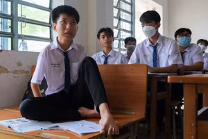 Nguyễn Minh Trung, học sinh lớp 10C11 trong lớp học.