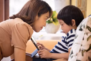 Cha mẹ hãy thông cảm và thấu hiểu cảm xúc của bé. Ảnh minh họa