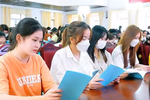 Tân sinh viên Trường ĐH Tân Trào tham gia Tuần sinh hoạt công dân. Ảnh: NTCC