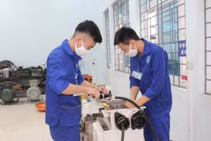 Nâng cao trình độ, kỹ năng nghề cho người lao động để thích ứng với điều kiện sản xuất mới. Ảnh minh họa