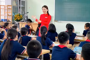 Cô trò Trường Tiểu học Ái Mộ B (Long Biên, Hà Nội) trong giờ học.