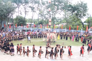 Học sinh thành phố tham gia biểu diễn cồng chiêng tại Liên hoan Cồng chiêng - Múa xoang, thi trang phục dân tộc thiểu số.