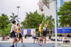 Các thành viên của CLB Thể thao HUTECH trong một trận thi đấu bóng rổ.