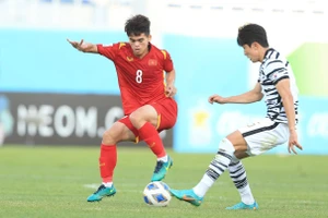 Văn Khang (bên trái) trong trận U23 Việt Nam gặp U23 Hàn Quốc. 