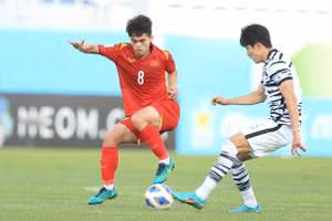Văn Khang (bên trái) trong trận U23 Việt Nam gặp U23 Hàn Quốc. 