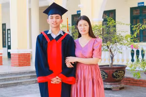  Vũ Thành Lâm cùng mẹ. Ảnh: NVCC