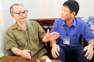 Cụ Mai Trọng Bái – thương binh nặng, mất 100% sức khỏe, đang kể lại những trận đánh ở chiến trường xưa. 