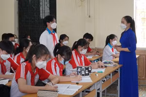 Giờ học của cô trò Trường THCS Hưng Lộc (TP Vinh, Nghệ An). Ảnh: Hồ Lài