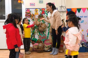 Cô giáo Trường Mầm non Thiết Ống (Bá Thước) đang giới thiệu cho trẻ về những vật dụng trưng bày tại “Góc địa phương” của nhà trường. Ảnh: L. Toán