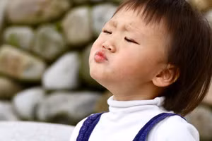 Trẻ nhỏ chưa đủ ngôn ngữ và nhận thức để diễn đạt điều mình muốn hay không muốn. Ảnh minh họa.