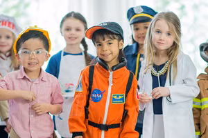 Học sinh Đức tìm hiểu về khái niệm nghề nghiệp. Ảnh: IT