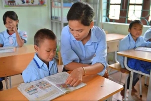 Cô Bùi Thị Minh Khuyên, Trường PTDTBT Tiểu học Pa Ủ (Mường Tè, Lai Châu) luôn bám sát diễn biến tâm lý học trò trong từng tiết học. Ảnh: NVCC