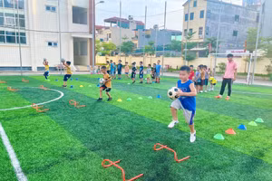 Sân bóng của Trường Tiểu học Tân Lập B. 