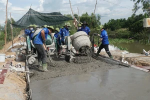 Sinh viên tình nguyện làm đường giao thông nông thôn tại tỉnh Kiên Giang.