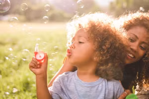 Môi trường đóng vai trò quan trọng trong kỹ năng điều chỉnh cảm xúc của trẻ.