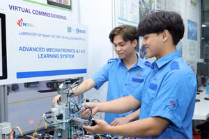 Sinh viên Trường ĐH Công nghiệp TPHCM học thực hành trong phòng thí nghiệm thông minh 4.0.